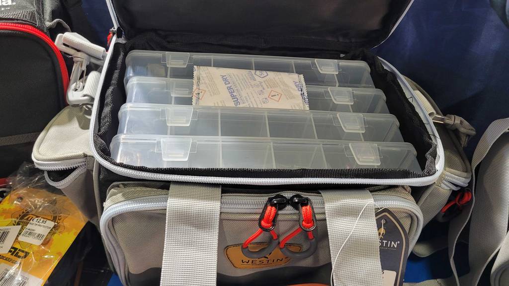 Angeltasche im Test: Eine geöffnete Angeltasche mit Kunststoffboxen darin.
