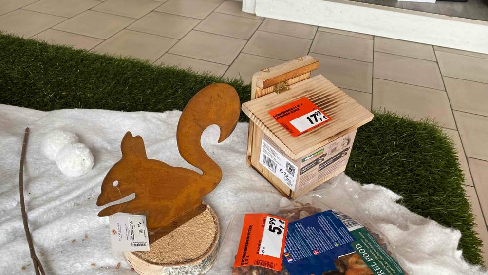 Eichhörnchen-Futterhaus im Test: Preisschild auf dem Eichhörnchen-Futterhaus.