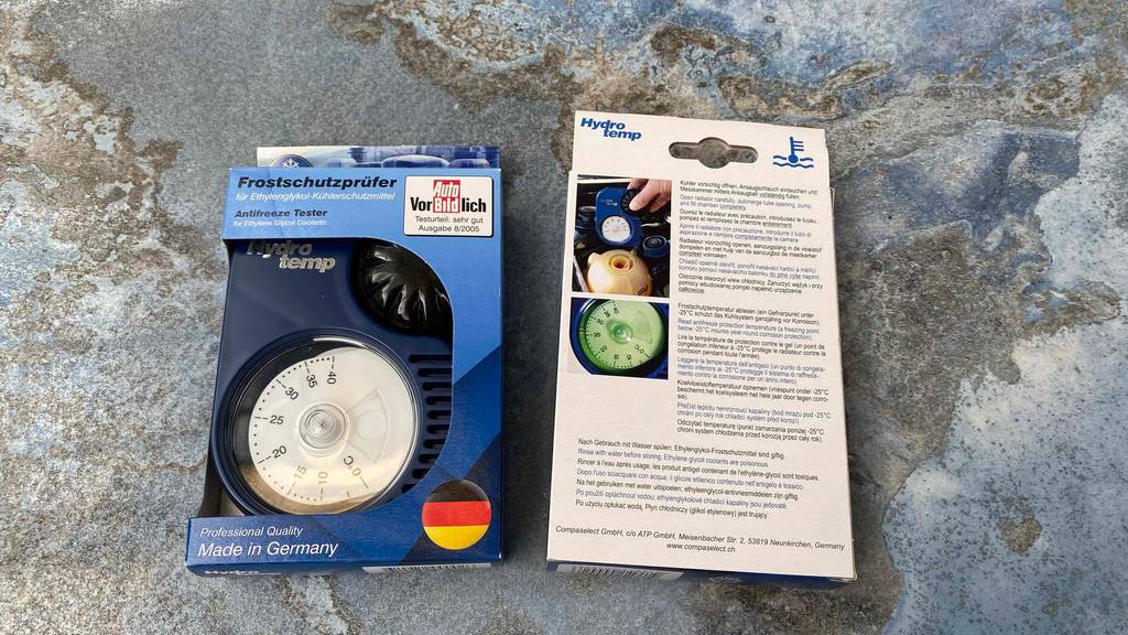 Im Test: Zwei verpackte Frostschutzprüfer nebeneinander, eine Vorderseite, eine Rückseite