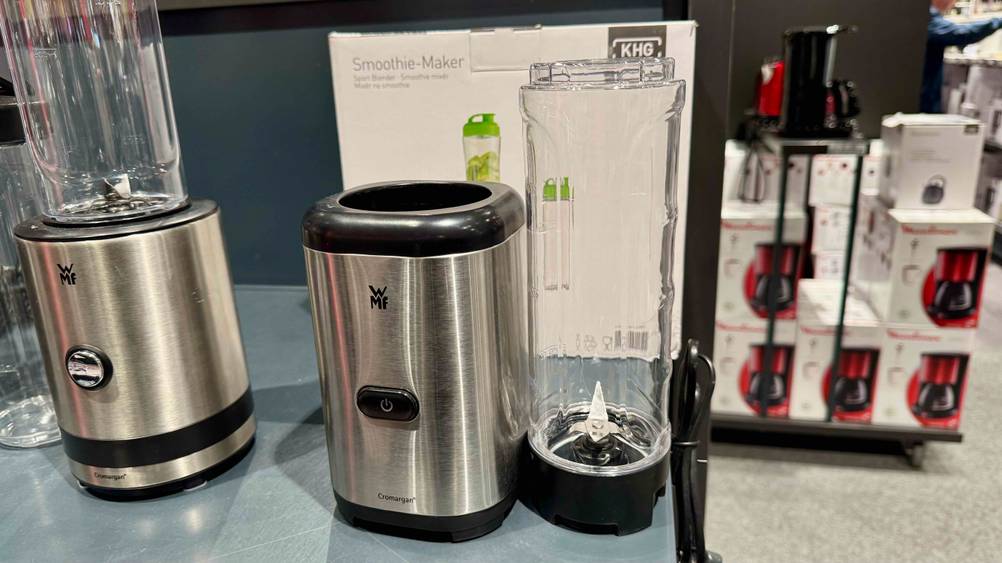 Der getestete WMF-Mixer steht auf einem Tisch, während der Behälter abgenommen wurde.
