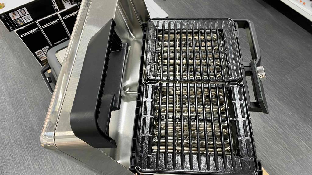 WMF Elektrogrill im Test: Aufgeklappter Grill seitlich von Oben