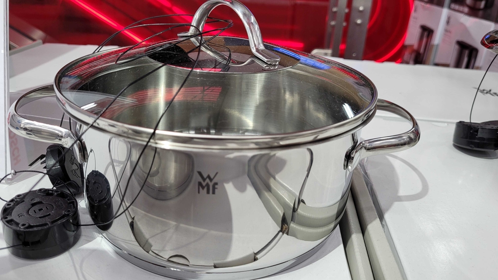 Ein Topf eines Topfsets mit Deckel im Test steht auf einer hellen Fläche.