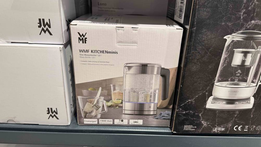 Die Verpackung des getesteten WMF-Wasserkochers, steht in einem Regal.