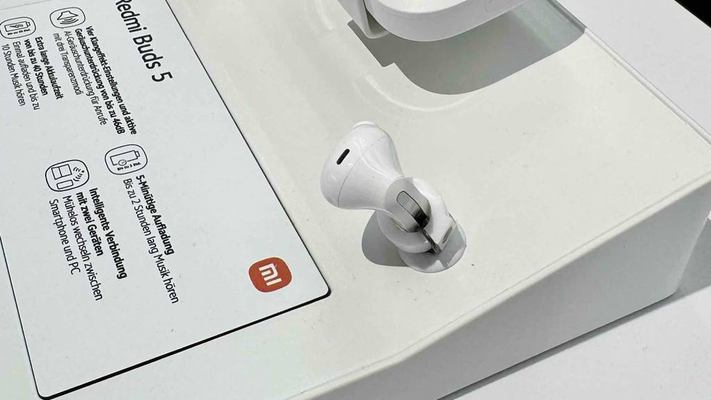 Ein kabelloser Xiaomi-Kopfhörer im Test ist auf einem Ausstellungstisch befestigt.
