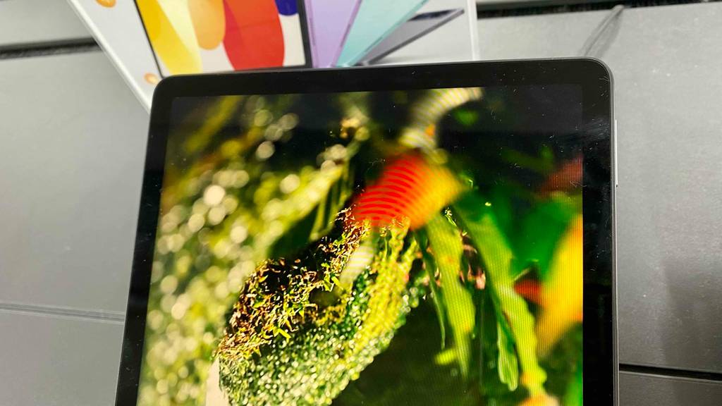 Tablet unter 200 Euro-Test: Detailaufnahme des Dispays und ein Teil des Randes.