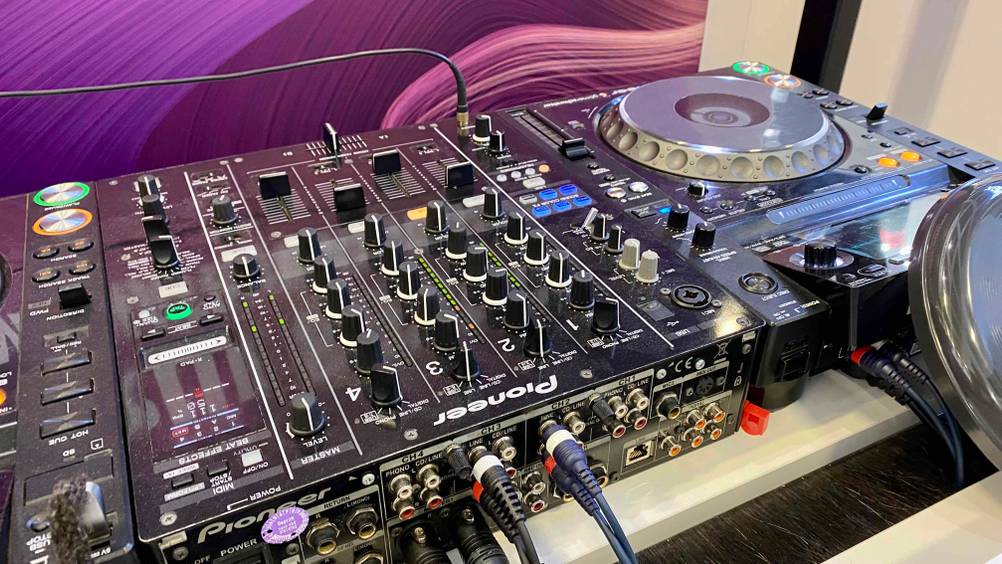 Dj-Controller getestet: Ein DJ-Controller von schräg oben