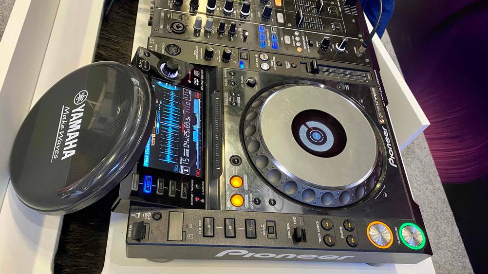Dj-Controller getestet: Ein DJ-Controller von schräg oben seitlich