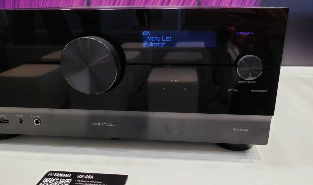 AV-Receiver im Test: Nahaufnahme Bedienelemente und Display rechte Seite