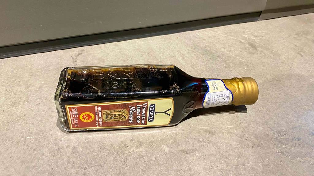 Sherryessig getestet: Auf einem hellen Boden liegt eine Flasche seitlich.