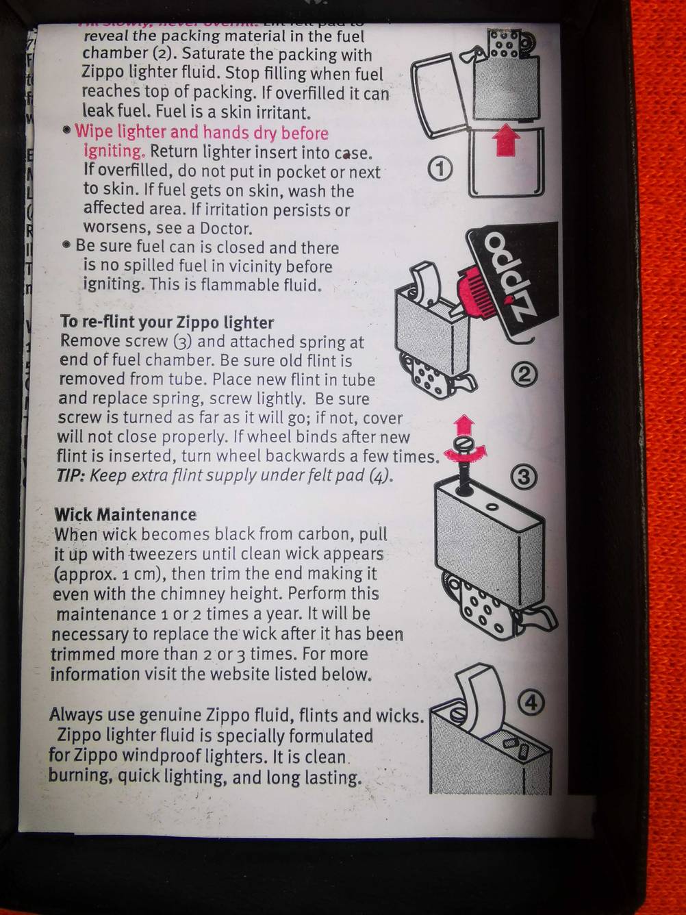 Die Beschreibung in der Verpackung des getesteten Benzinfeuerzeugs in Nahaufnahme.