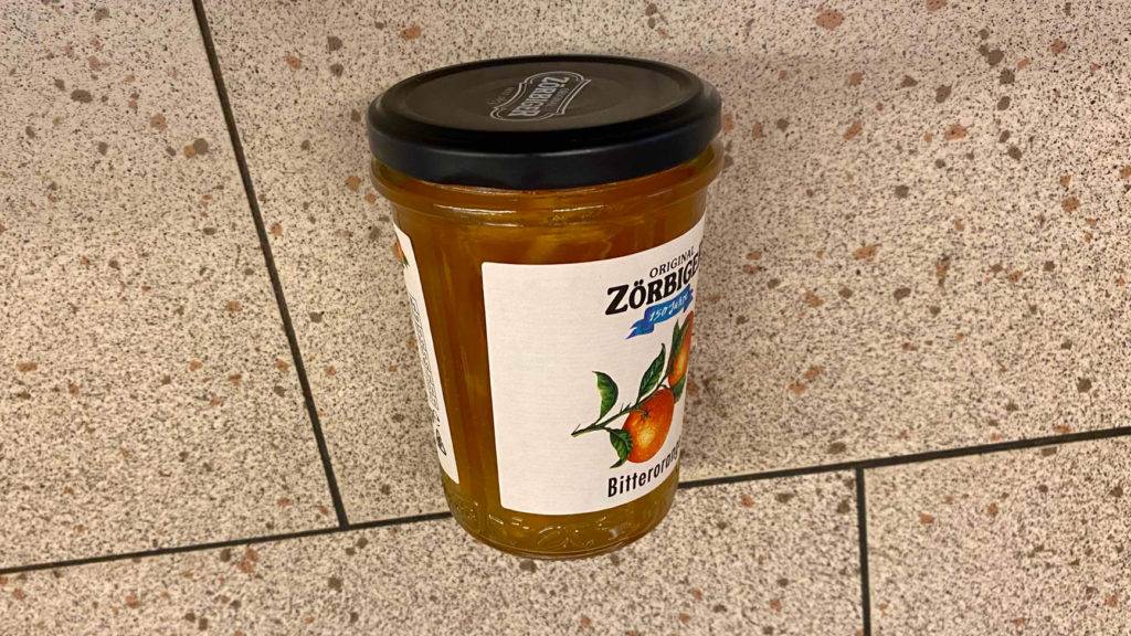 Getestete Orangenmarmelade liegt auf einem Boden