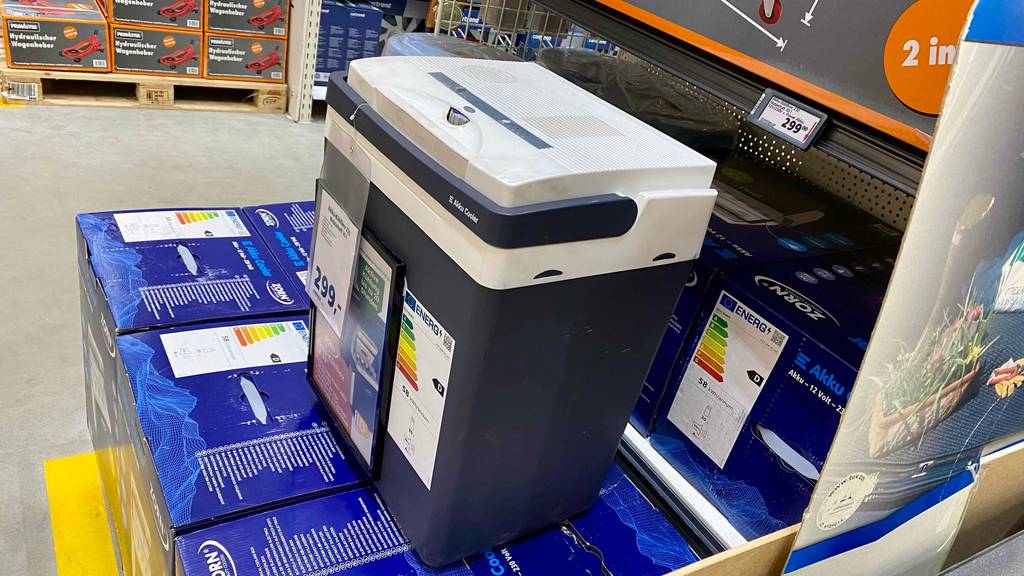 Eine geschlossene Kühlbox-30-Liter steht in einem Geschäft.