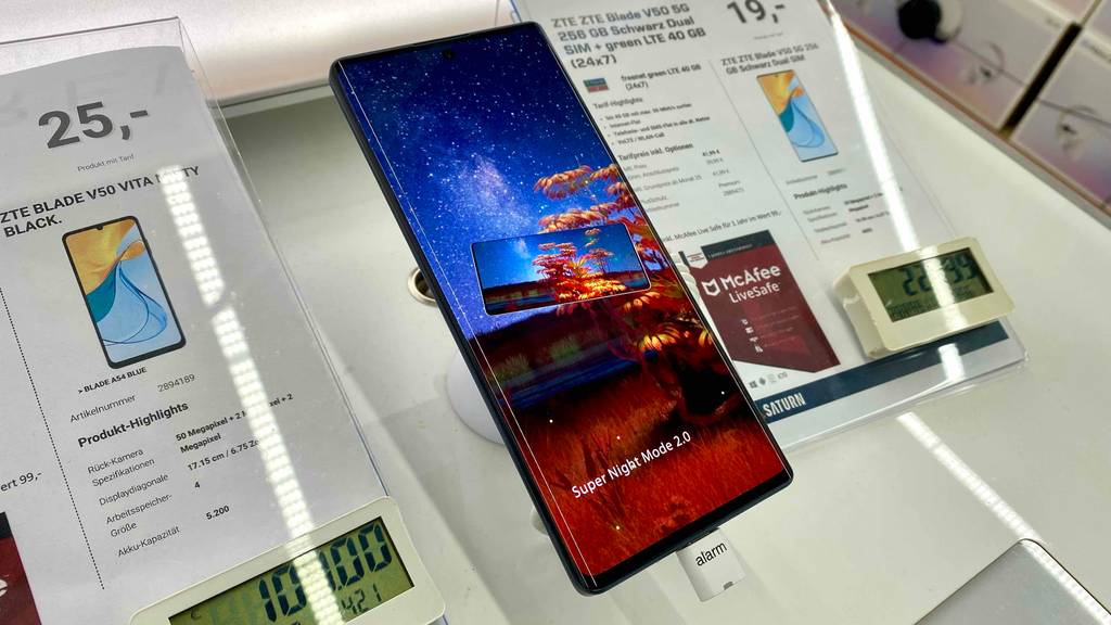 ZTE-Handy getestet: Ein Gerät von schräg vorne in einer Halterung auf einer hellen Fläche.