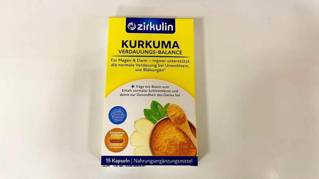 Kurkuma-Ingwer-Kapseln-Test: eine Verpackung von Nahrungsergänzungsmittel der Marke Zirkulin liegt auf einer weißen Fläche.