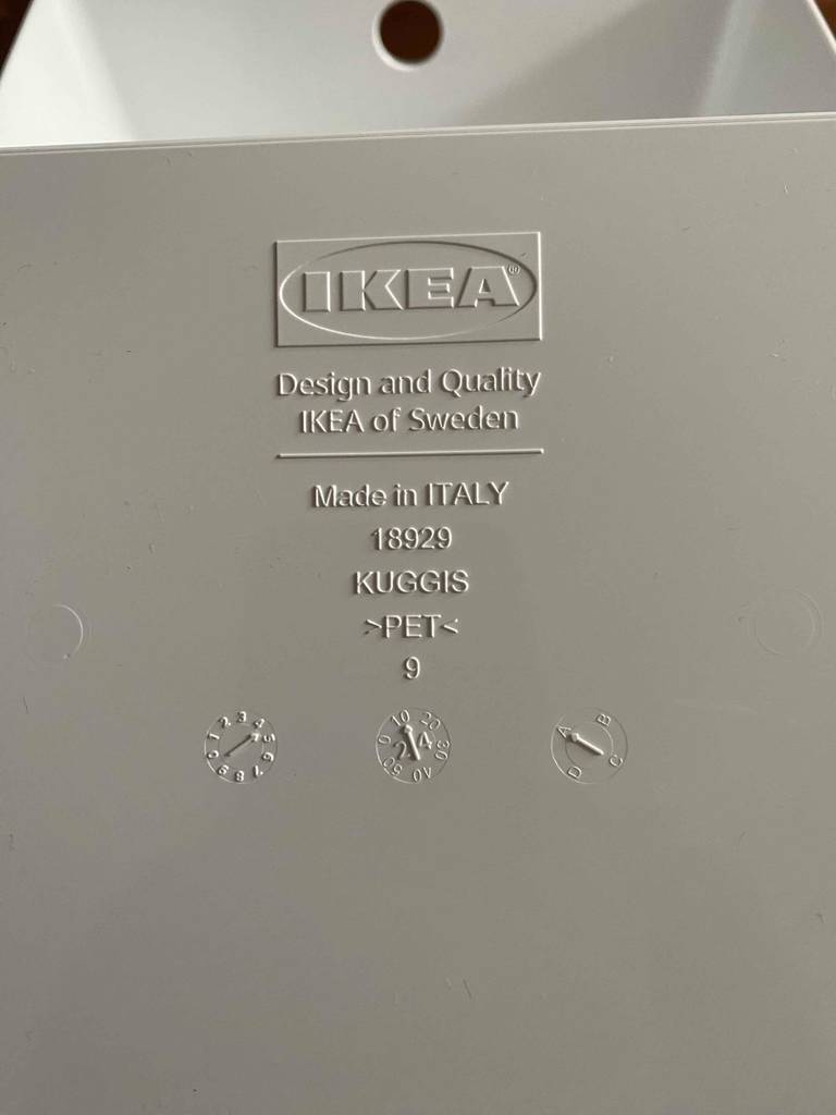 Aufschrift der getesteten weißen Schuhbox im Fokus.