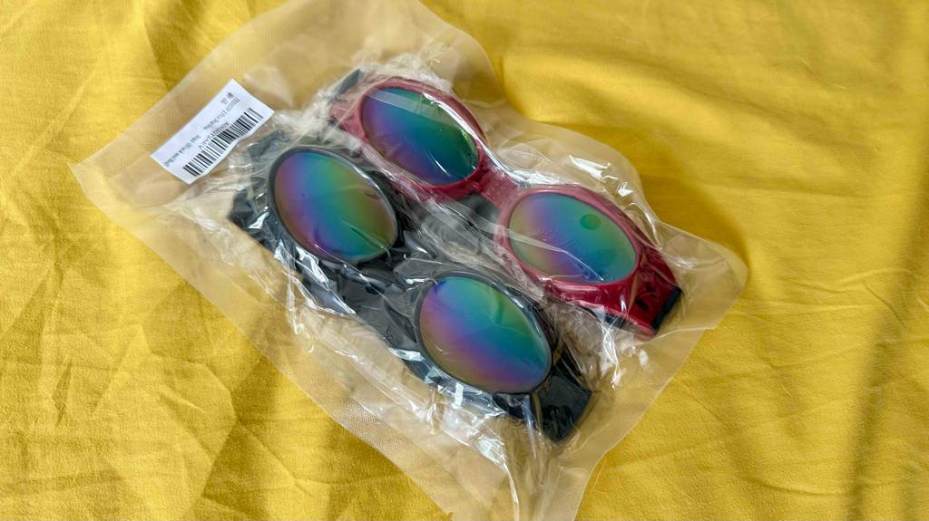 Hundebrille im Test: zwei Hundebrillen mit rotem und schwarzem Gestell befinden sich in der Verpackung.