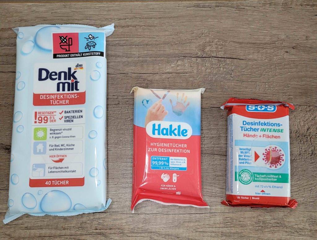 Desinfektionstücher getestet: mehrere Packungen Desinfektionstücher der Hersteller Denk-mit, Hakle und SOS nebeneinander liegend.