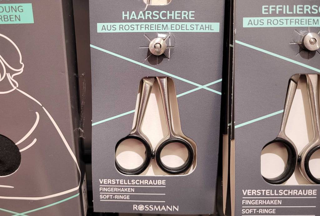 Der Griff der getesteten Friseurschere im Fokus.