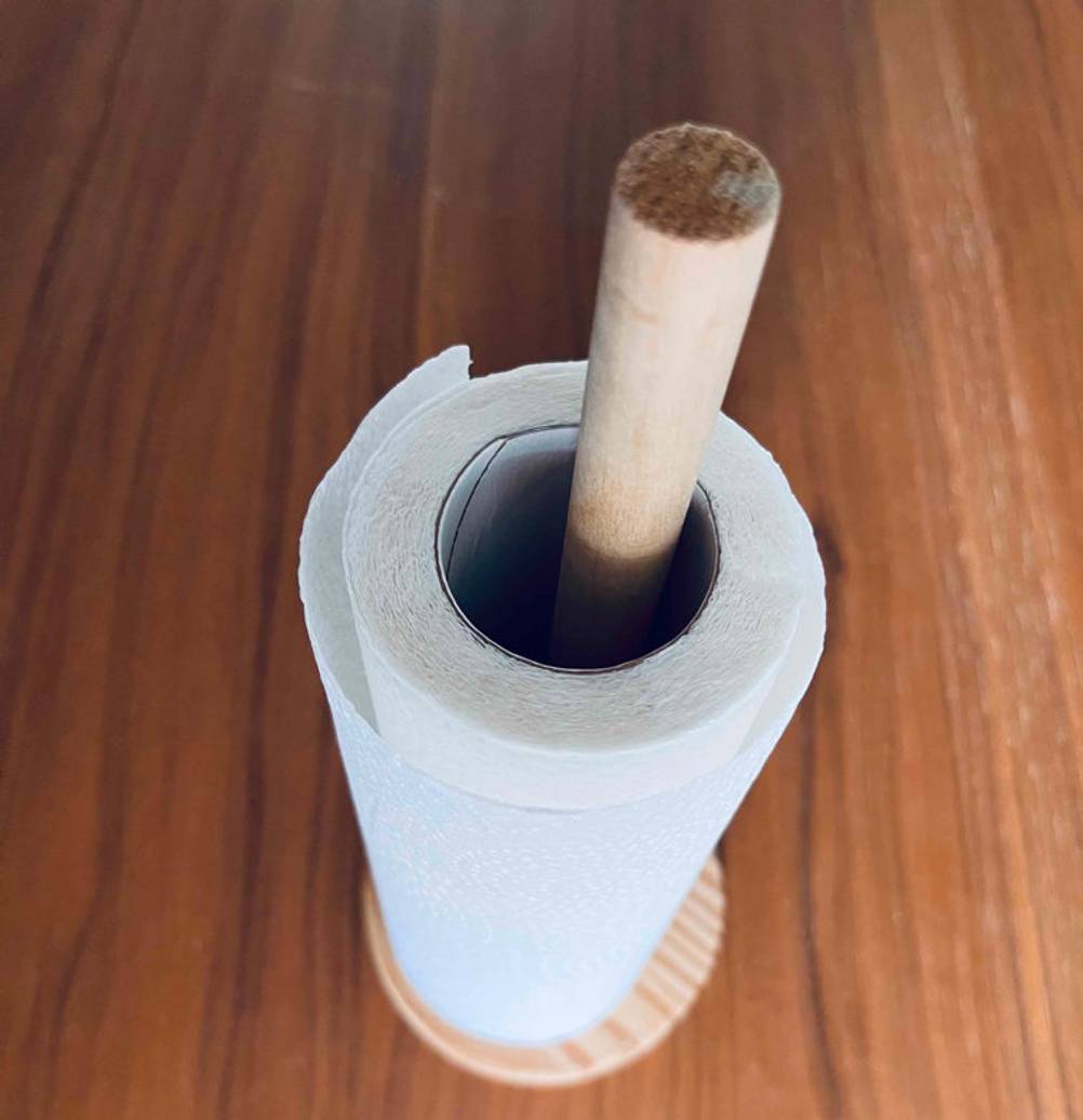 Küchenrollenhalter getestet: ein stehender Holz-Küchenrollenhalter mit einer Rolle darauf.
