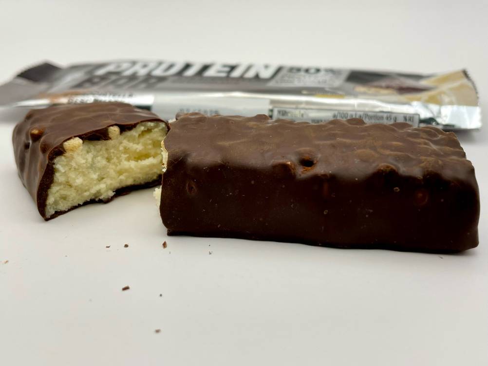 Ein auseinander gebrochener Weider-Proteinriegel, der getestet wurde.