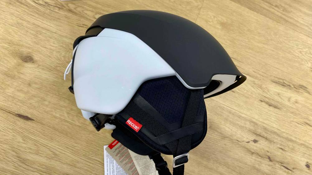 Ein getesteter Skihelm von der Seite, der mit einer Polsterung ausgestattet ist.