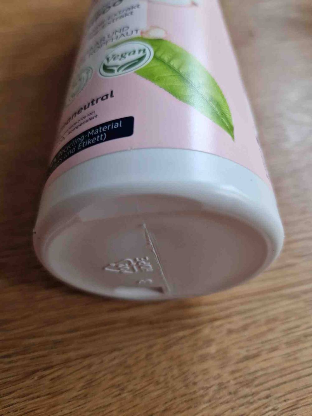 Balea-Shampoo getestet: Detailaufnahme des Flaschenbodens.