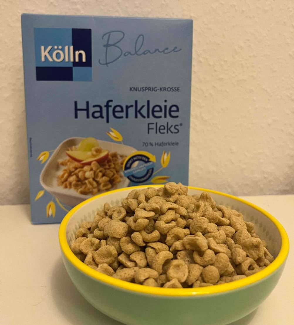Haferkleie getestet: eine Schüssel mit Haferkleie darin, steht vor der entsprechenden Verpackung.