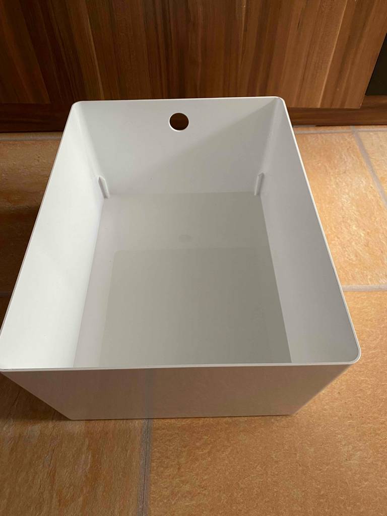 Eine geöffnete, getestete Schuhbox in der Farbe Weiß.