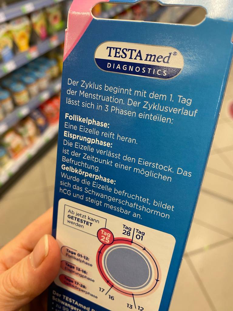 Rückseite der Verpackung eines getesteten Schwangerschaftstests.