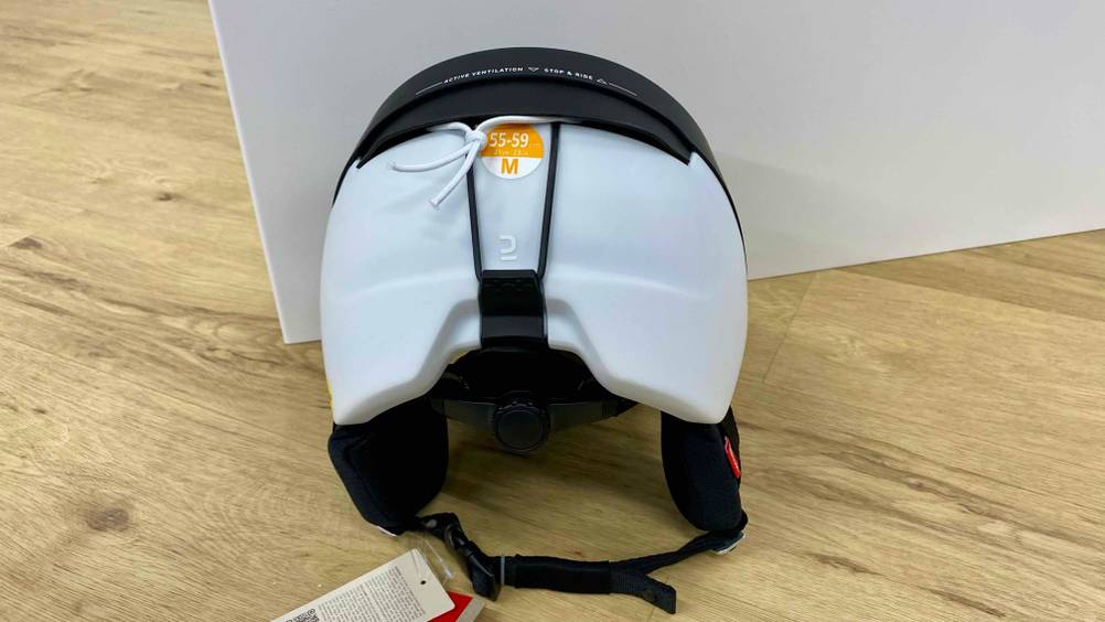 Skihelm-Test: ein Skihelm in der Größe M von der Rückseite aus ersichtlich.
