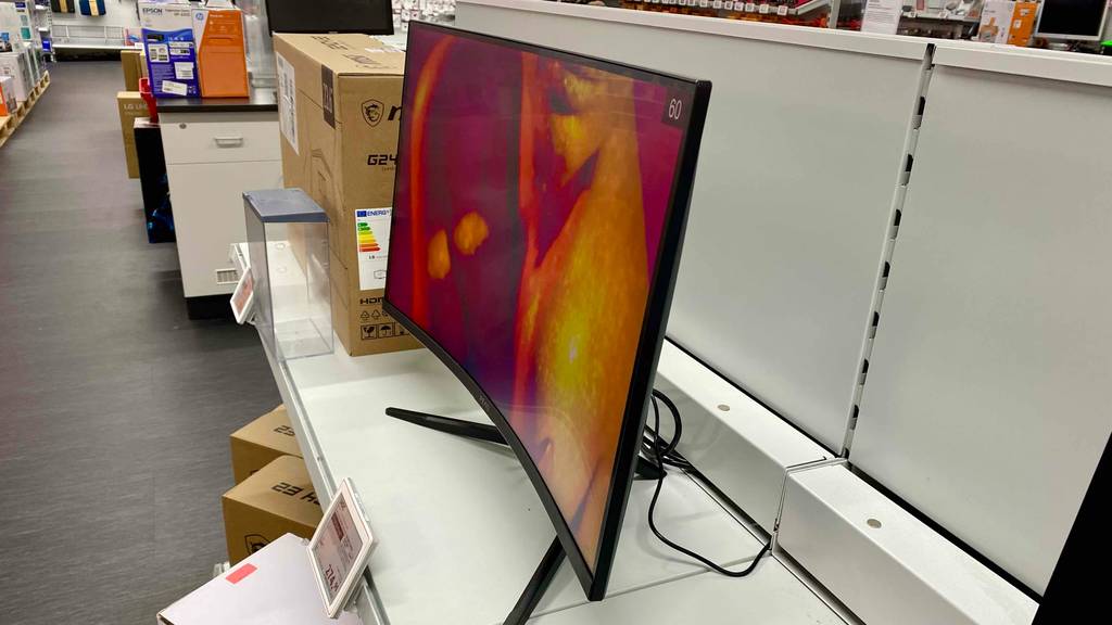 In einem Geschäft befindet sich ein 32-Zoll-Curved-Monitor.