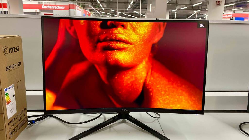 Ein getesteter 32-Zoll-Curved-Monitor befindet sich als Ausstellungsstück in einem Geschäft. 
