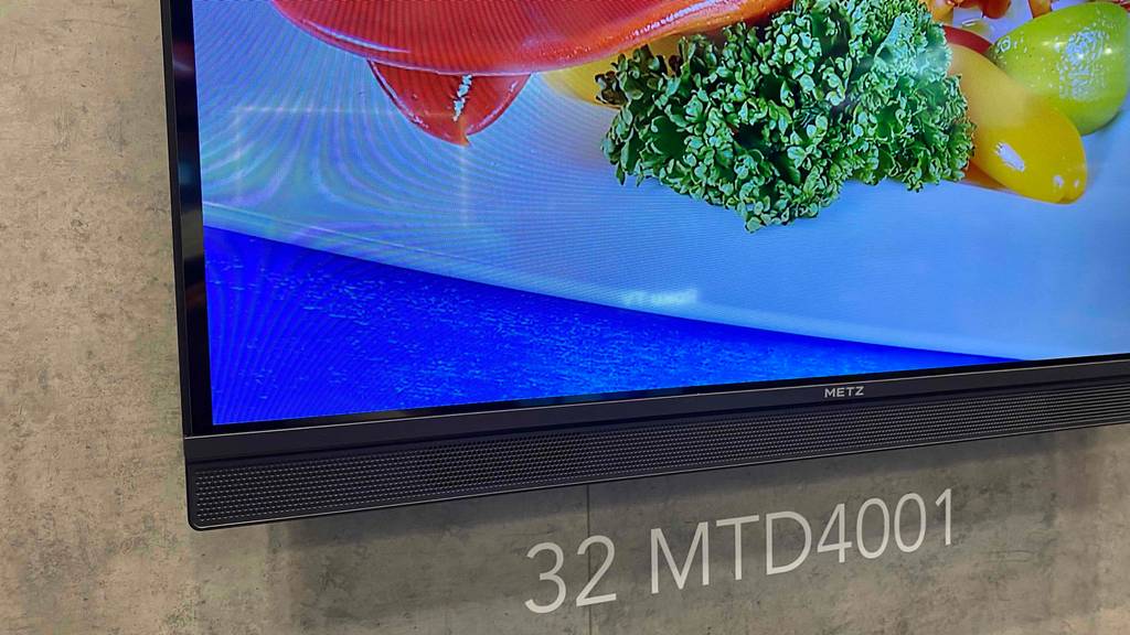 Display von einem 32-Zoll-Fernseher. 