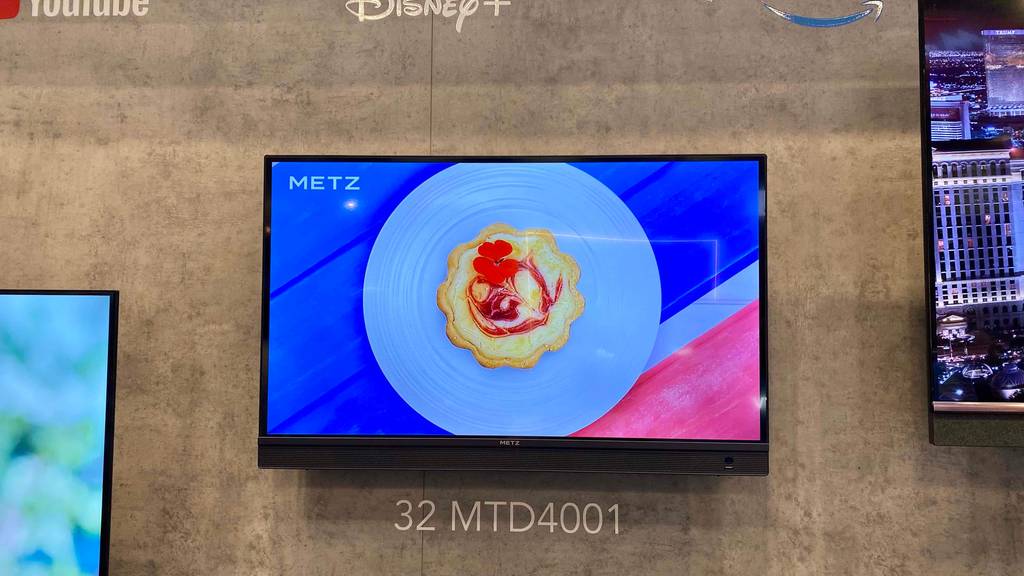 32-Zoll-Fernseher hängt an der Wand. 