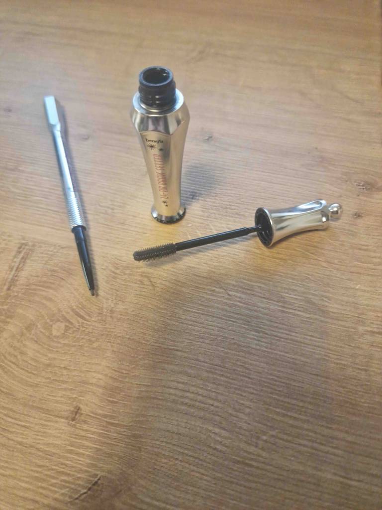 Augenbrauenstift und Setting Gel.