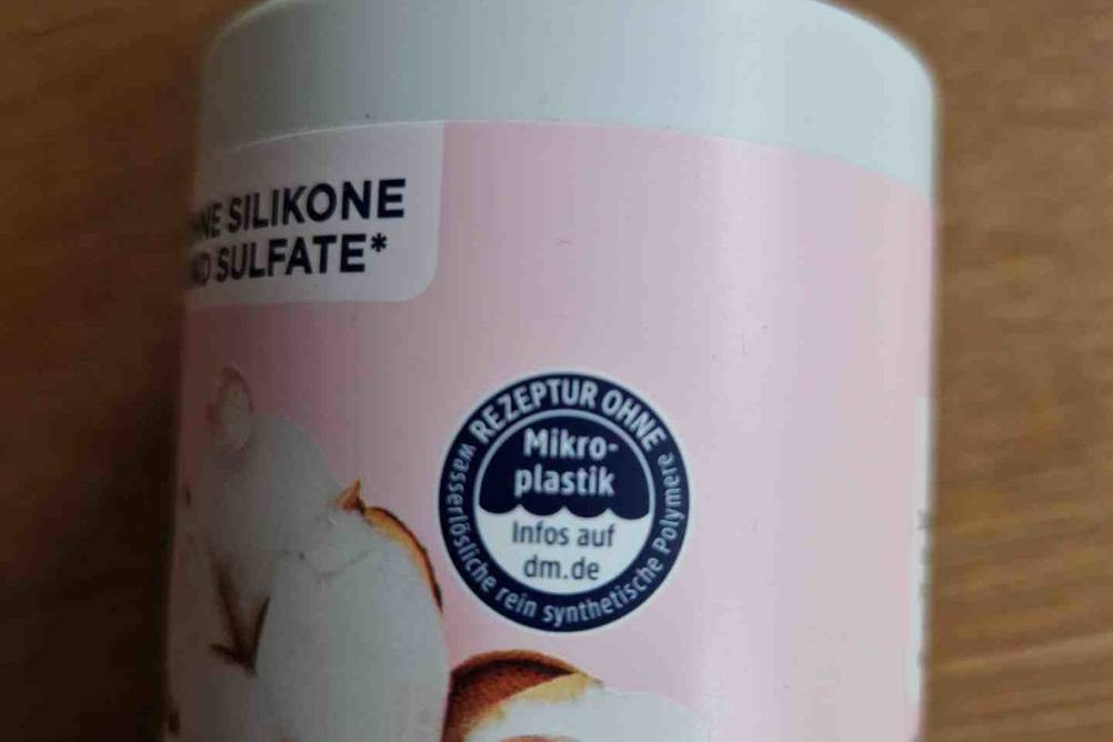 Balea- Shampoo im Test: Etikett mit Hinweis - Rezeptur ohne Mikroplastik.