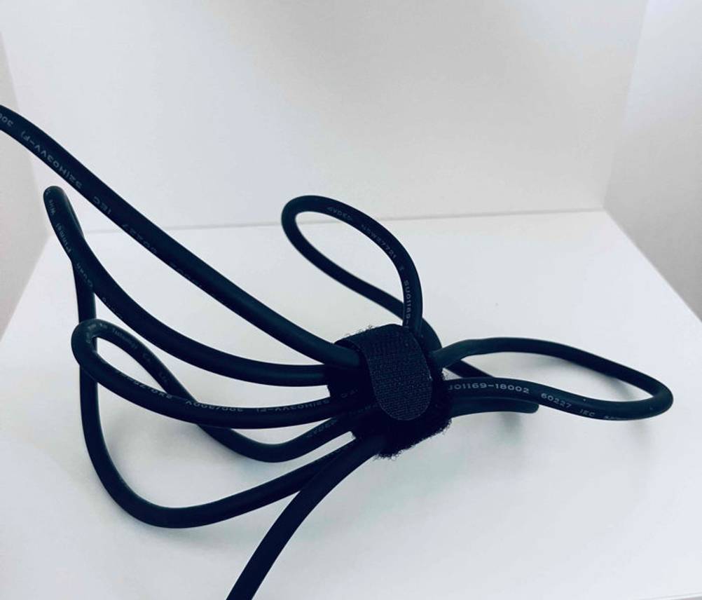 Glättbürste im Test: schwarzes Kabel mit einem Klettverschluss darauf.
