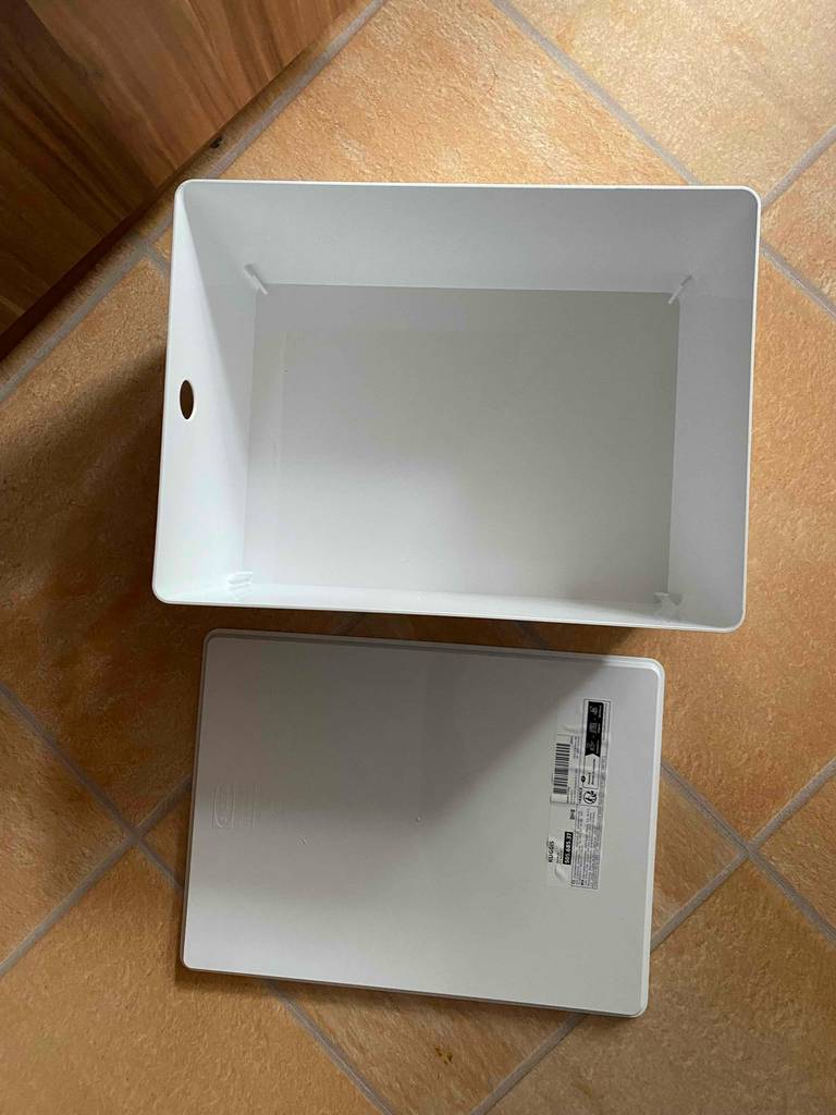 Schuhbox -Test: eine weiße Schuhbox im geöffneten Zustand und daneben der Deckel platziert.