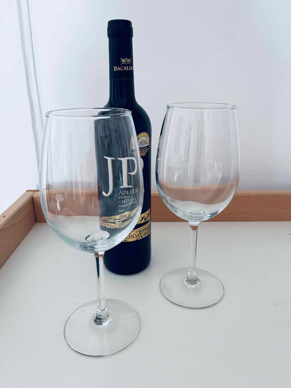 Rotweingläser getestet: Vor einer Flasche Rotwein stehen leicht versetzt zwei Gläser.