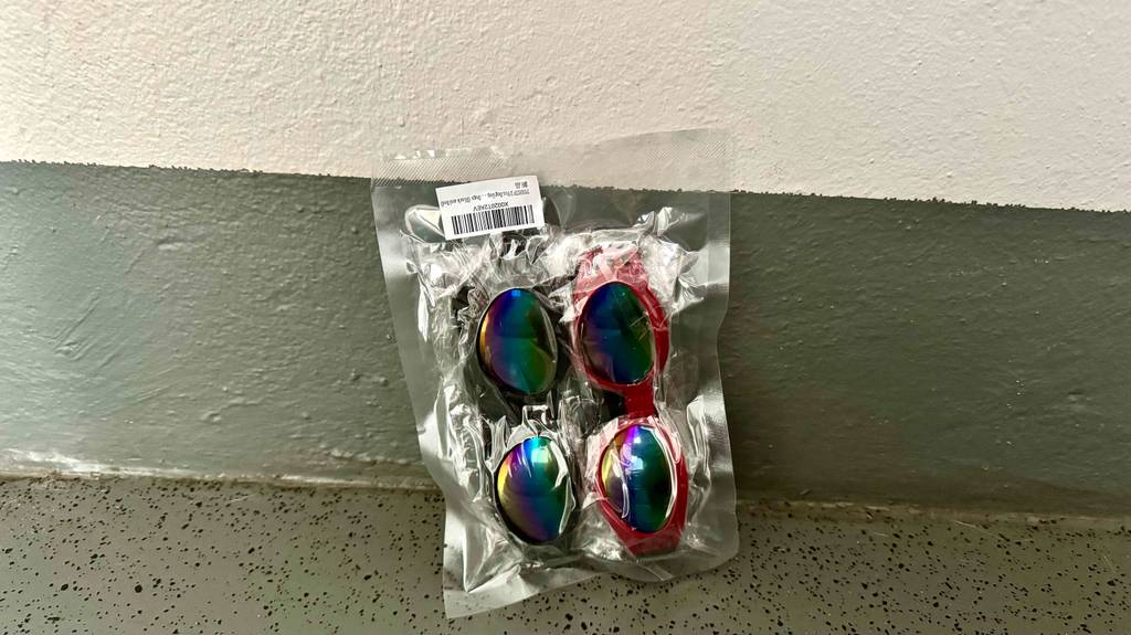 Zwei getestete Hundebrillen sind in einer Verpackung eingeschweißt, mit Barcode darauf.