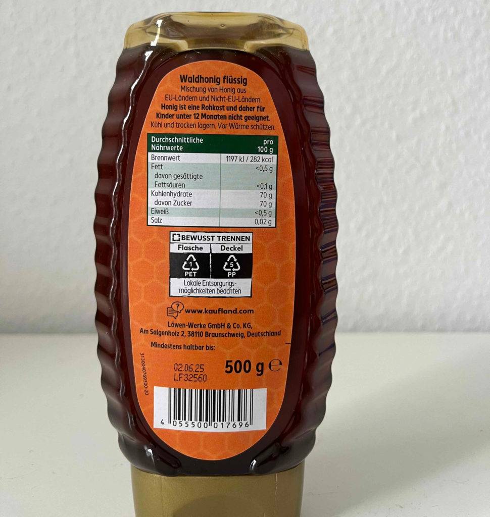 Waldhonig im Test: eine stehende Flasche Waldhonig mit Blick auf die Verpackunsrückseite.