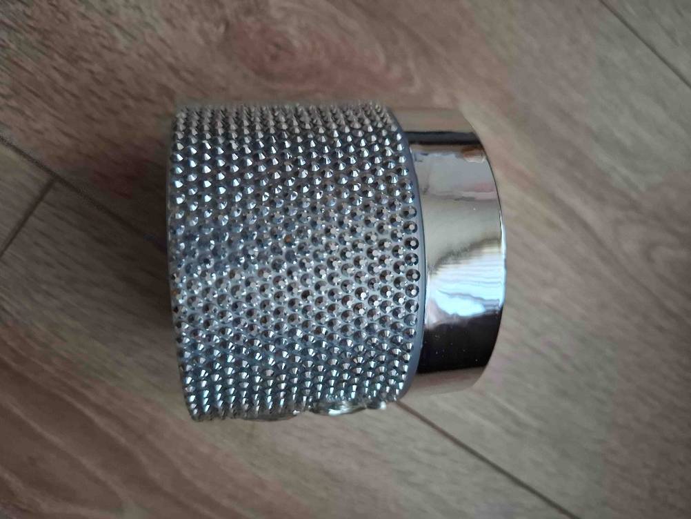 Seitliche Perspektive des Tiegels mit Glitzerdesign einer getesteten reichhaltigen Gesichtscreme.