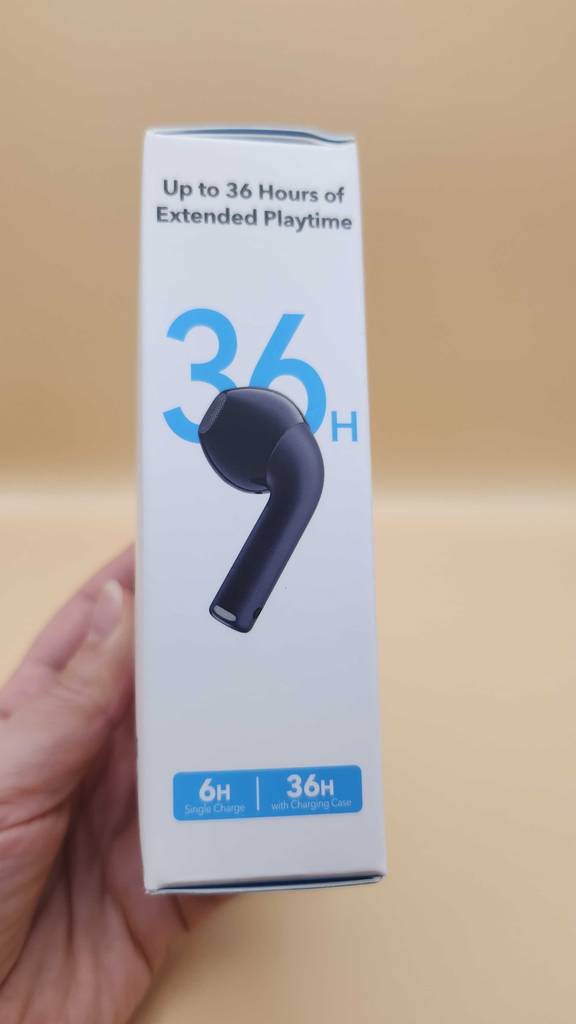 Die Verpackung der getesteten AKG-Kopfhörer wird in der Hand gehalten.