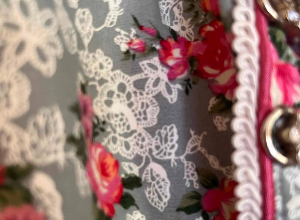 Dirndl getestet: Nahaufnahme des Materials eines Dirndls.