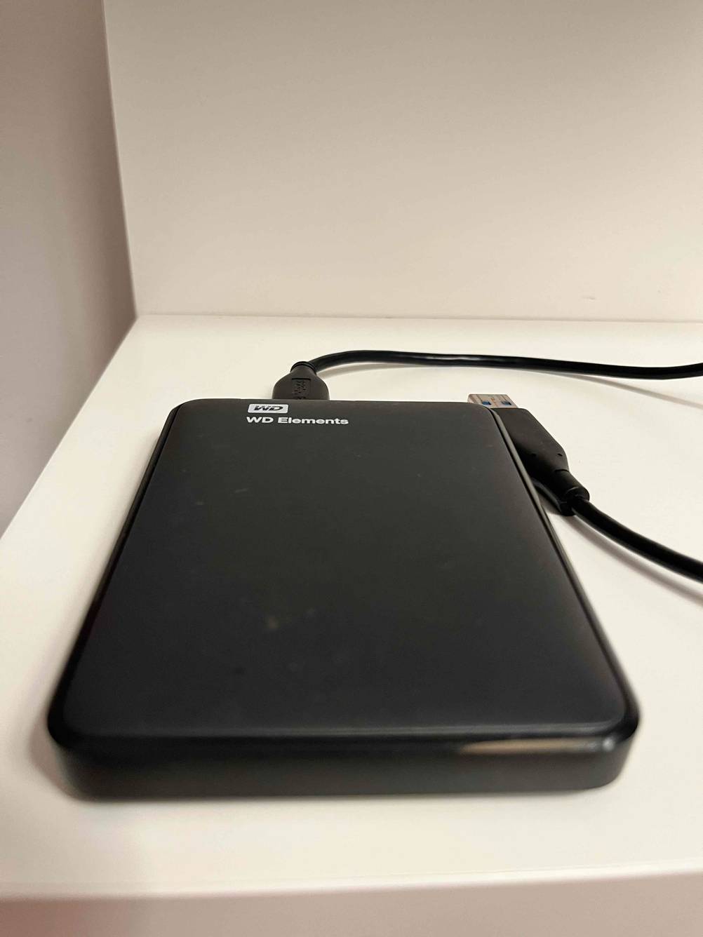 Externe-Festplatte-1tb im Test: Eine Festplatte von schräg oben liegt auf einem hellen Untergrund