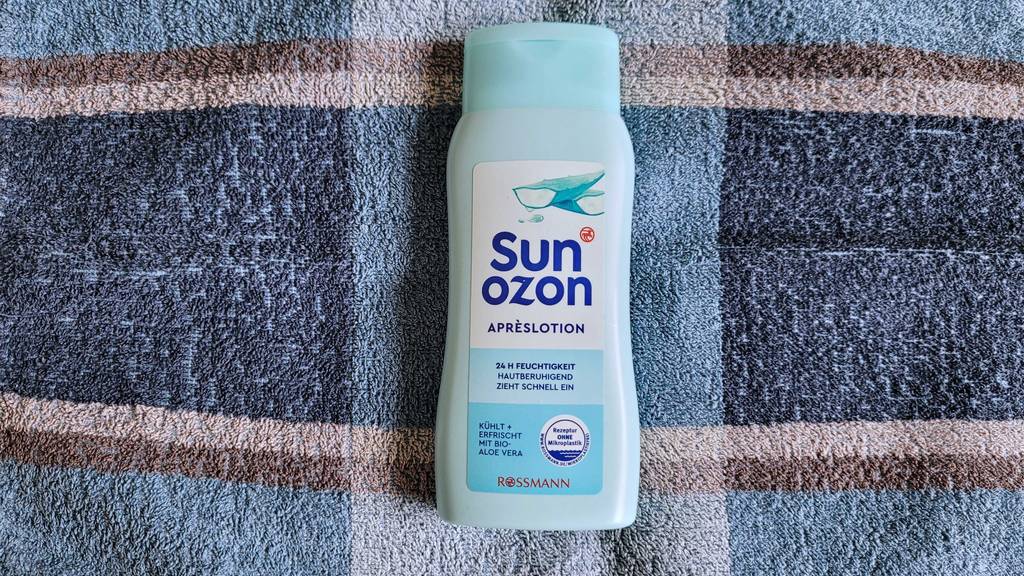 After-Sun im Test: Flasche von Sun ozon liegend auf einem Handtuch.