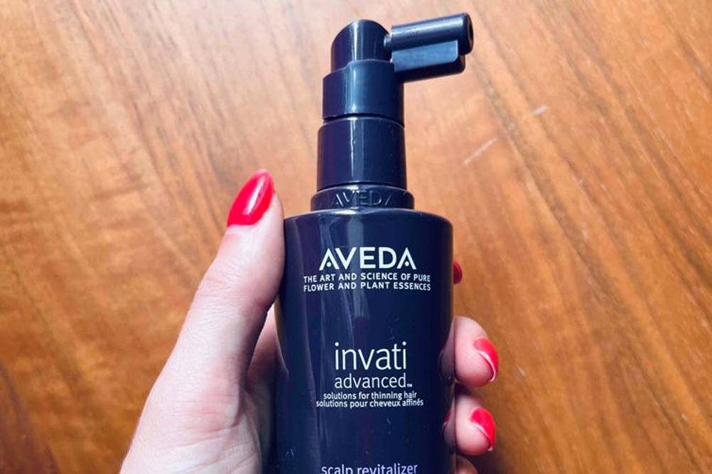 Haarwuchsmittel im Test: Haarwuchsmittel in einem Pumpspender in der Hand.