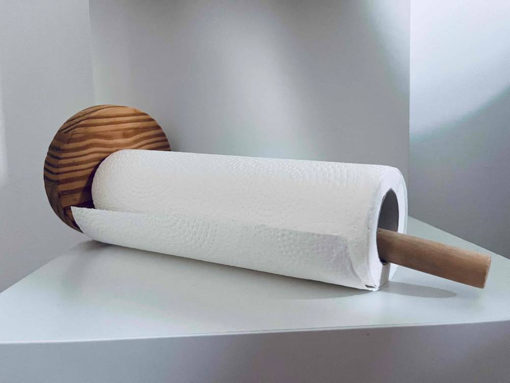 Küchenrollenhalter im Test: Ein Küchenrollenhalter mit einer Küchenrollenhalter darauf im liegendem Zustand.