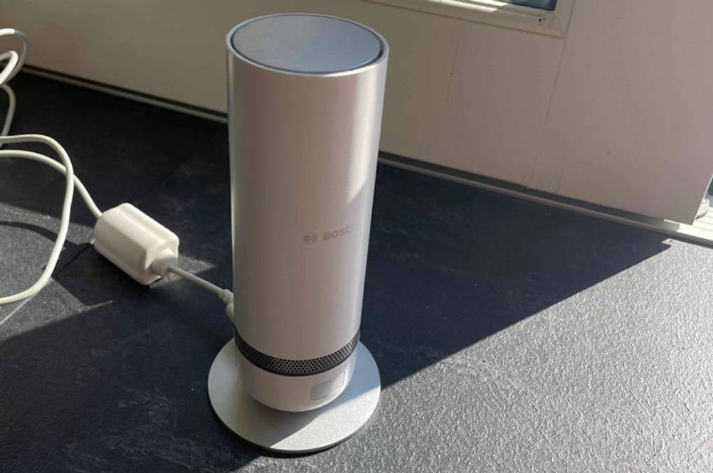 Die Bosch-360-Grad-Kamera vor einer Terrassentür