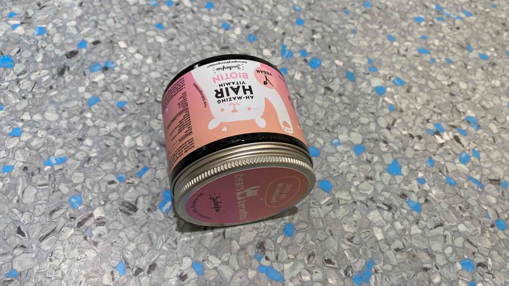 Haar-Vitamine im Test: Eine Packung liegt umgedreht auf einem Fliesenboden